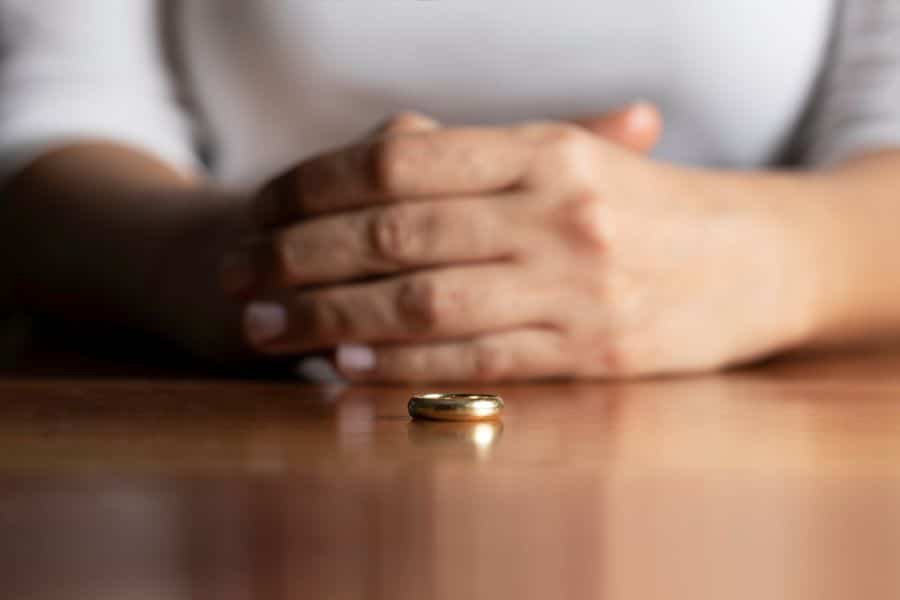 Removing ring for divorce